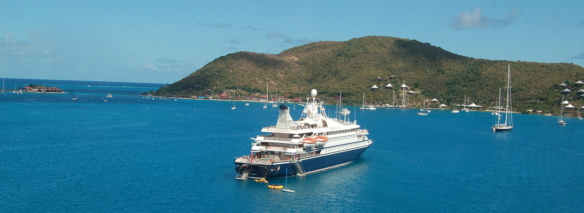Sea Dream Yacht in einer Bucht