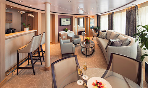 Wohnbereich mit Esstisch, Bar und Sitzbereich der Owner Suite auf den baugleichen Seabourn Luxusschiffen Odyssey, Sojourn und Quest