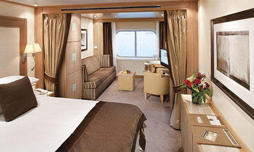 Schlaf- und Wohnbereich der Ocean View Suite mit Blick aufs Fenster auf den baugleichen Seabourn Luxusschiffen Odyssey, Sojourn und Quest