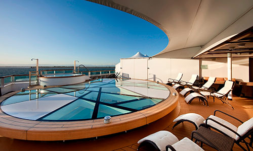 Spa Terrasse mit Liegen auf den Luxuskreuzfahrtschiffen Seabourn Odyssey, Seabourn Sojourn, Seabourn Quest