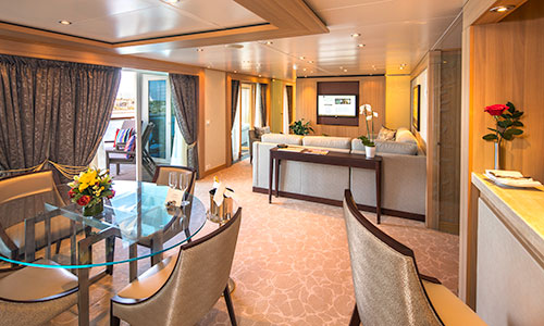 Blick in die Wintergarten Suite mit Esstisch, Bar und Sitzbereich auf den baugleichen Seabourn Luxusschiffen Odyssey, Sojourn und Quest