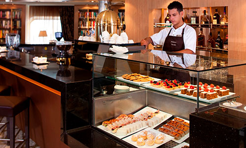 Coffeebar mit kleinem Büffet auf den KLuxuskreuzfahrtschiffen Seabourn Odyssey, Seabourn Sojourn, Seabourn Quest