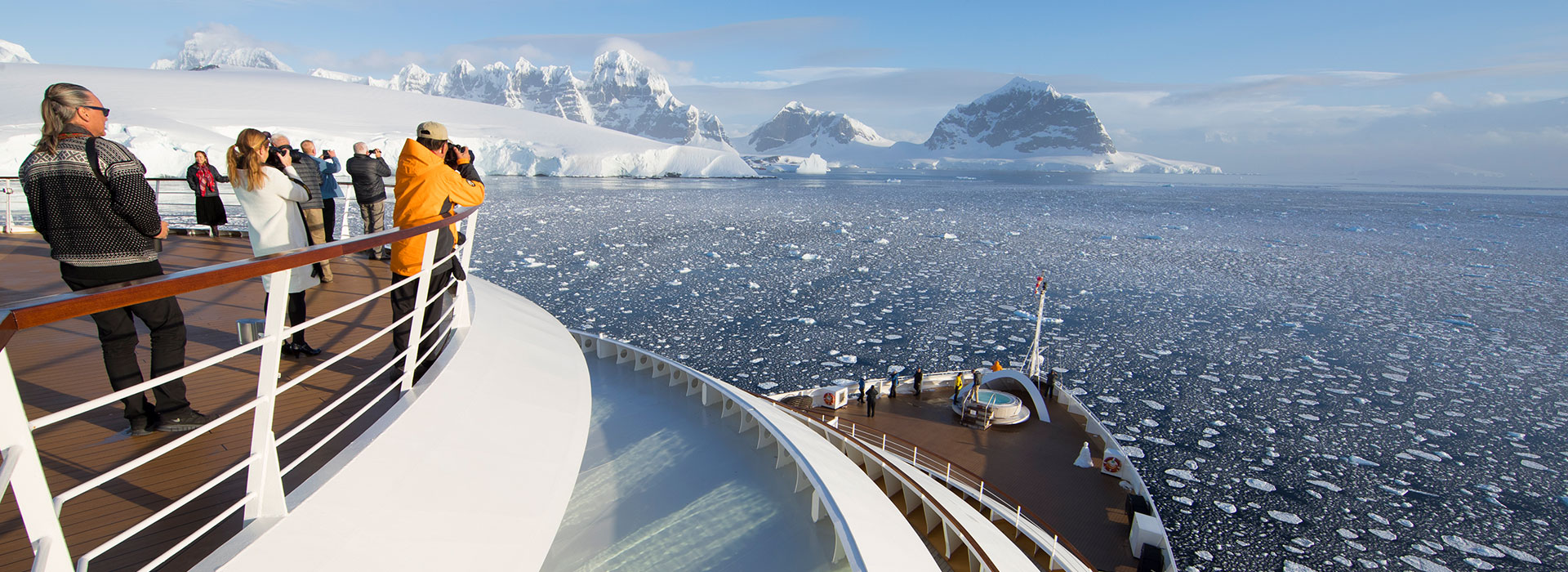 Gäste auf dem Schiff in der Antarktis