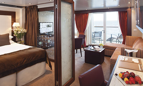 Blick in Wohnzimmer und getrennten Schlafbereich der Penthouse Suite auf den baugleichen Seabourn Luxusschiffen Odyssey, Sojourn und Quest