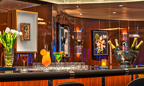 Blick auf Cocktails an der Bar auf den Luxuskreuzfahrtschiffen Seabourn Encore und Ovation