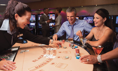 Gäste im Casino auf den Luxuskreuzfahrtschiffen Seabourn Odyssey, Seabourn Sojourn, Seabourn Quest