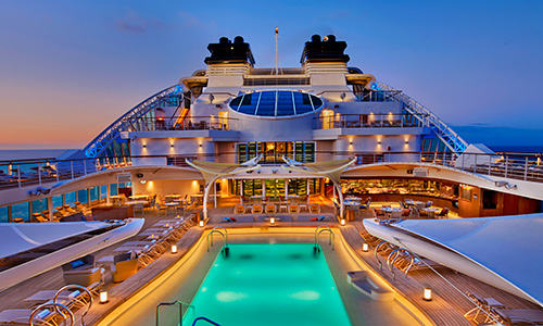 Blick auf das Pooldeck in Abendstimmung auf er Seabourn Encore und Ovation