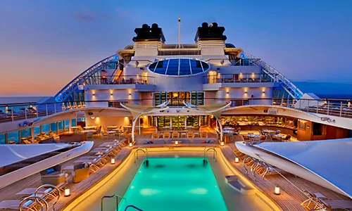 Blick auf das Pooldeck in Abendstimmung auf er Seabourn Encore und Ovation