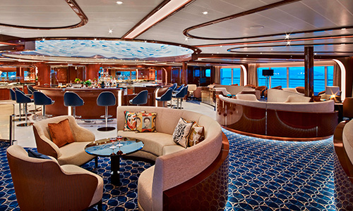Blick in die gemütliche Obersavtion Bar auf den Luxuskreuzfahrtschiffen Seabourn Encore und Ovation