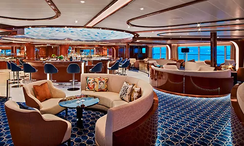 Blick in die gemütliche Obersavtion Bar auf den Luxuskreuzfahrtschiffen Seabourn Encore und Ovation