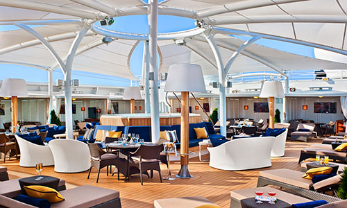 The Retreat mit Sonnenliegen auf den Luxuskreuzfahrtschiffen Seabourn Encore und Ovation