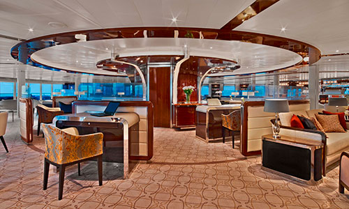 Blick in Seabourn Square mit Kaffeebar und Bibliothek auf den Luxuskreuzfahrtschiffen Seabourn Encore und Ovation