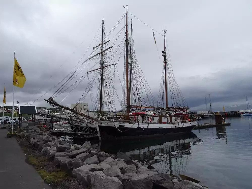 Segelschiff im Hafen in Island