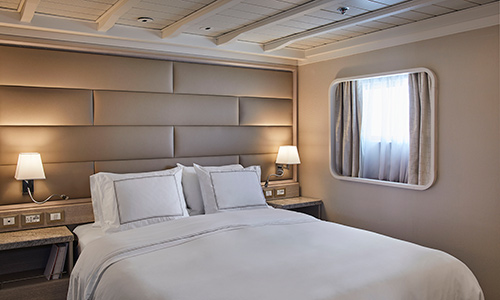Schlafzimmer Royal Suite auf dem Expeditionsschiff Silver Cloud