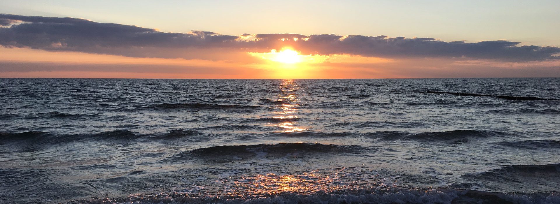 Blick aufs Meer und untergehende Sonne