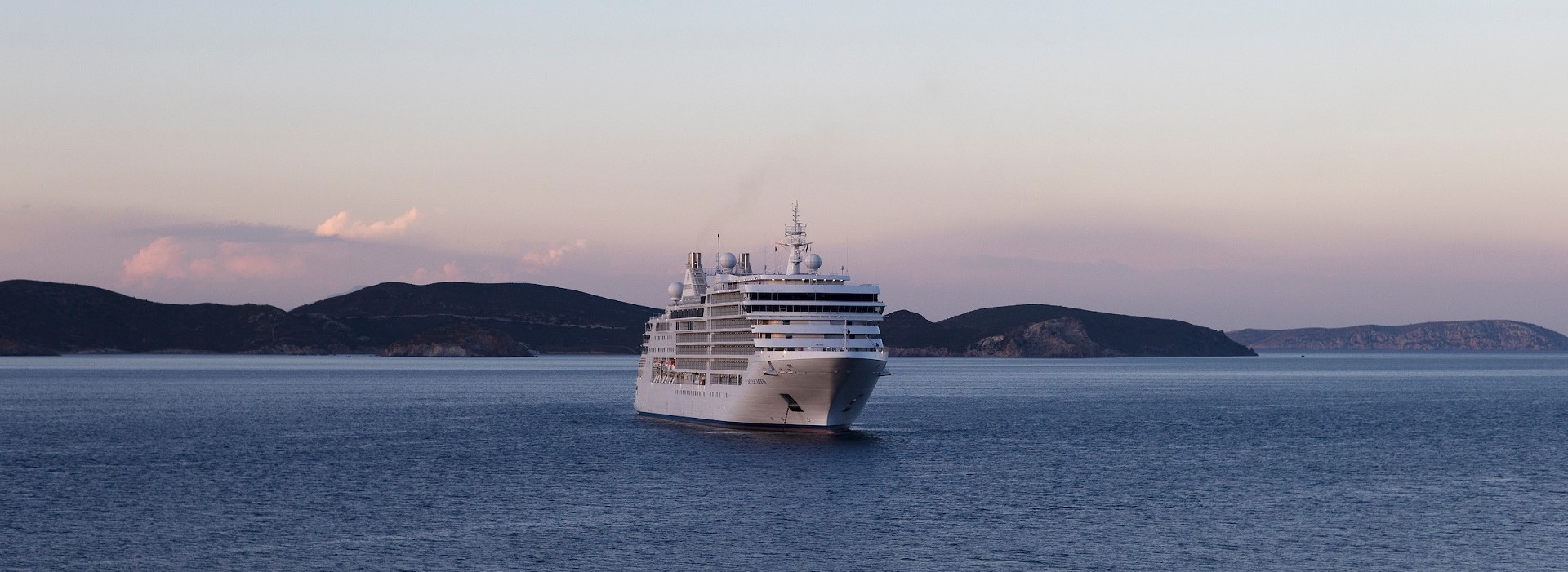 Silver Moon vor einer Insel im Meer