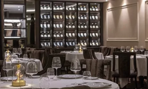 La Dame Restaurant mit Weinregal