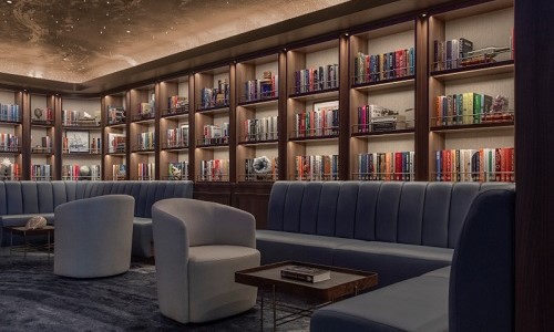 Bibliothek und Sitzgruppen