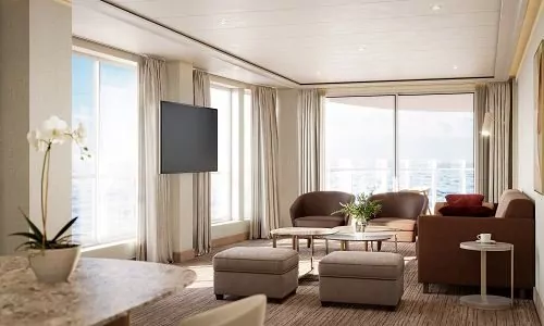 Wohnzimmer mit Couch und Sessel und grossen Panoramafenstern