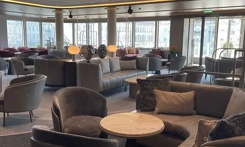 Sitzgruppen in der Panorama Lounge mit Blick auf Fenster