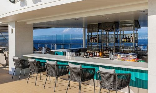 Pool Bar mit bequemen Stühlen