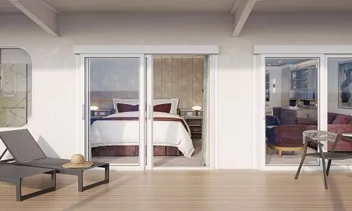 Signature Suite Terrasse mit Liegen und Blick in Suite