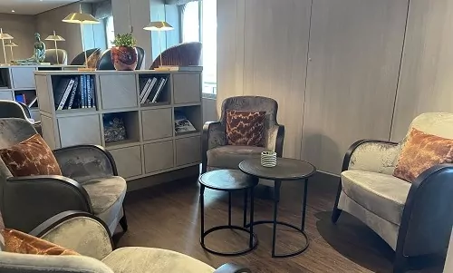 Leseecke mit Bücherbord
