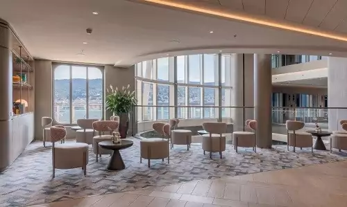 Blick ins offene Atrium mit Sitzgruppen auf Silver Ray
