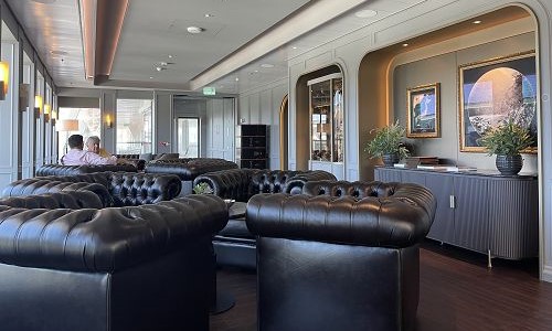 Gemütliche Couches und Sessel im Connoisseur Club