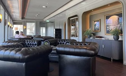 Gemütliche Couches und Sessel im Connoisseur Club