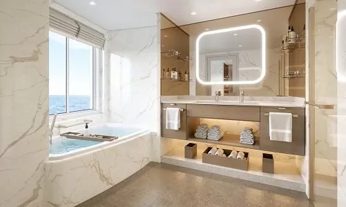 Badezimmer mit Panorama Fenster in Grand Suite