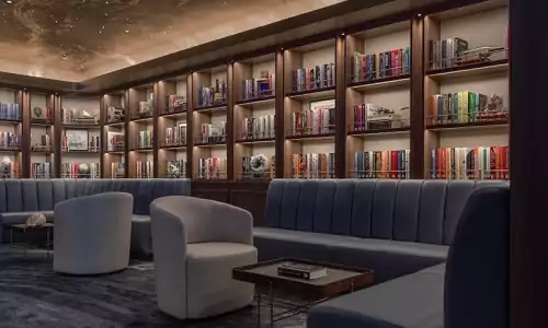 Bibliothek auf Silver Ray Bücherwand und Sitzgruppe