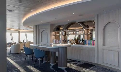 Blick auf Bar in Observation Lounge auf Silver Ray