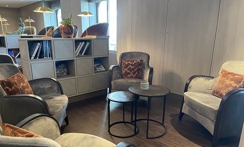 Offene Bibliothek und Sitzgruppe auf Silver Ray