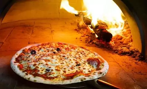 Pizza im Restaurant La Spaccanapoli