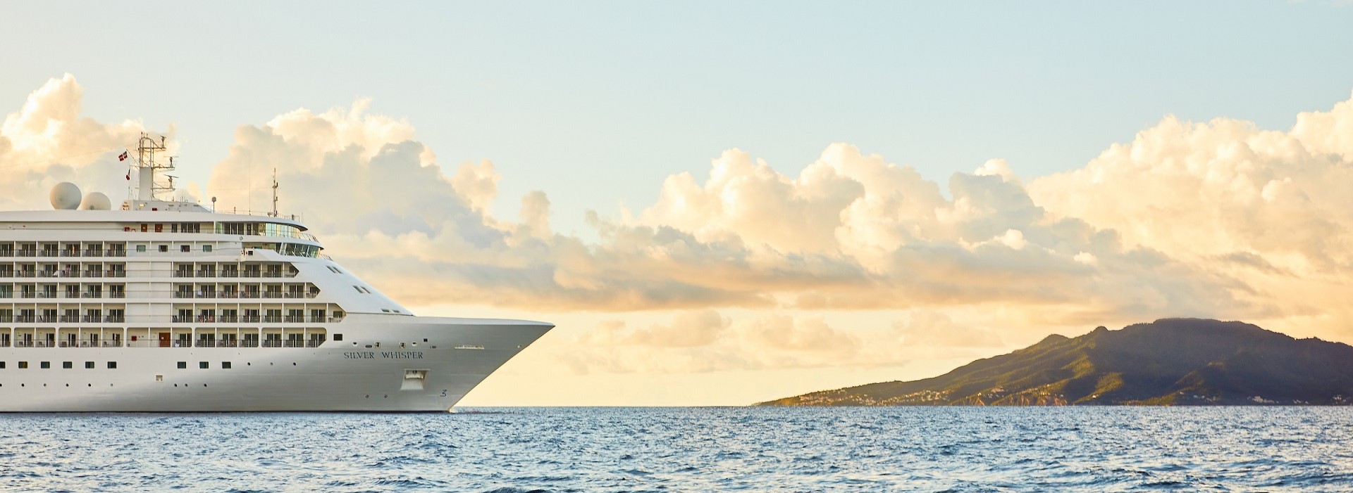 Silver Whisper vor einer Insel
