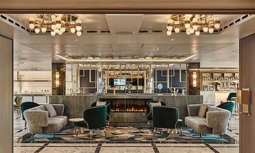 Sitzgruppe und Bar im Arts Cafe auf Silver Endeavour