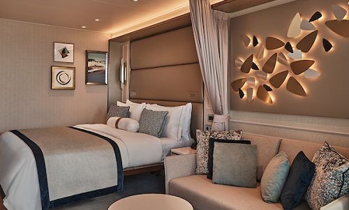 Deluxe Veranda Suite Sitzbereich und Blick auf Bett