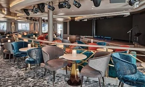 Explorer Lounge Sitzgruppen Blick auf Bühne