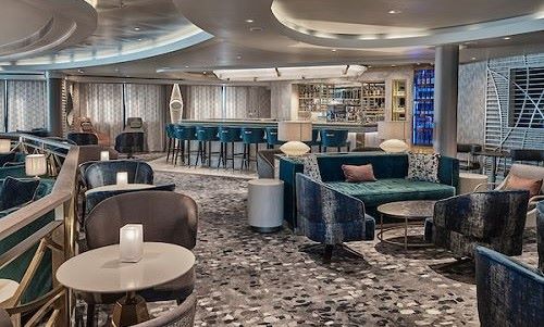 Explorer Lounge mit Sitzgruppen und Bar