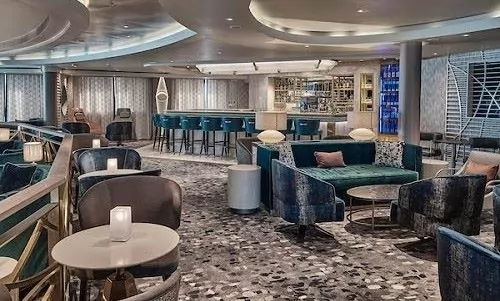 Explorer Lounge mit Sitzgruppen und Bar