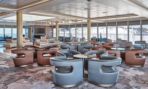 Sitzgruppen in Observation Lounge und Blick nach Draussen