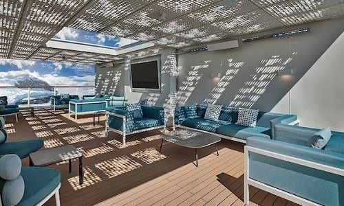 Sonnendeck mit Sitzmöbeln