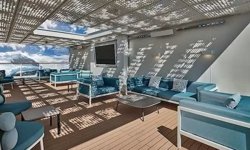 Sonnendeck mit Sitzmöbeln