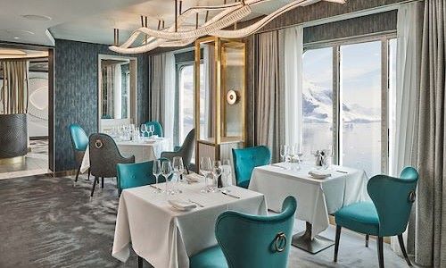 Gedeckte Tische vor grossen Fenstern im Il Terrazzino