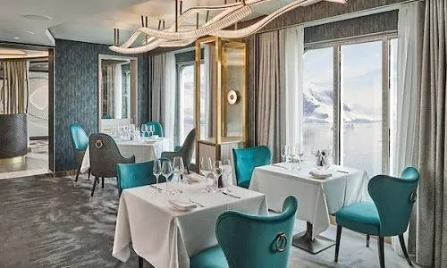Gedeckte Tische vor grossen Fenstern im Il Terrazzino