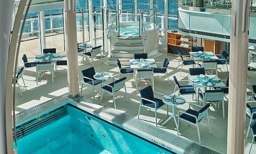 Blick in The Grill mit Tischen und Pool auf der Silver Endeavour