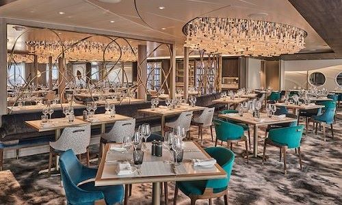 Gedeckte Tische im The Restaurant Siulver Endeavour