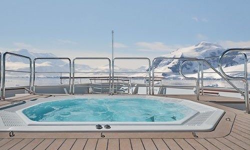 Whirlpool auf der Silver Endeavor mit Blick auf schneebedeckte Berge