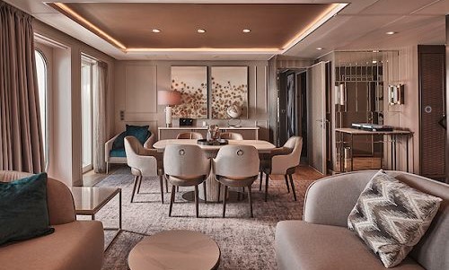 Grand Suite auf der Silver Endeavour mit Essbereich und Sofas